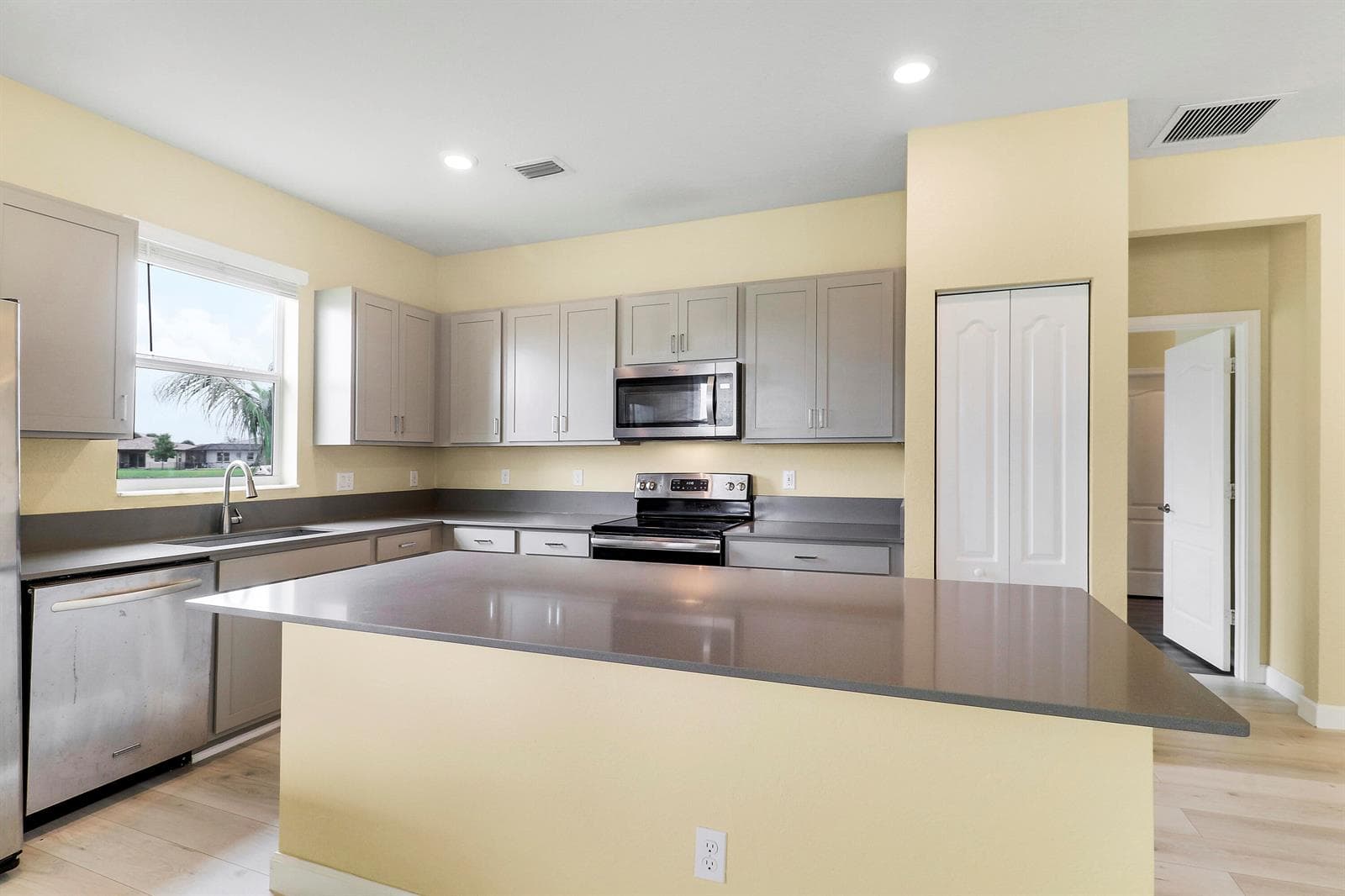 8292 NW GREENBANK Circle, Port St. Lucie, FL 34987 photo 11