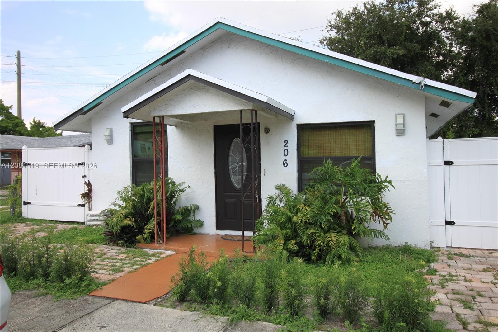 206 SW 2nd Ter, Dania Beach, FL 33004