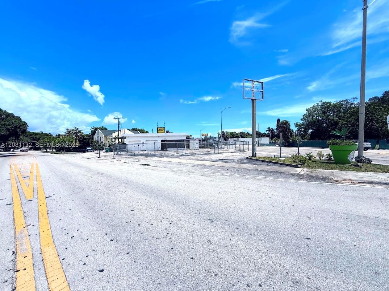 11815 NE 2nd Ave, Miami, FL 33161
