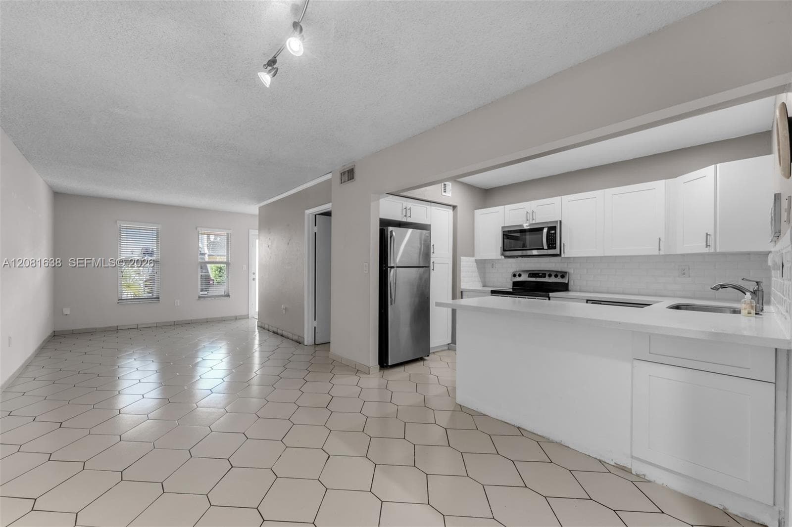 2018 SW 103rd Ct, Miami, FL 33165 photo 4