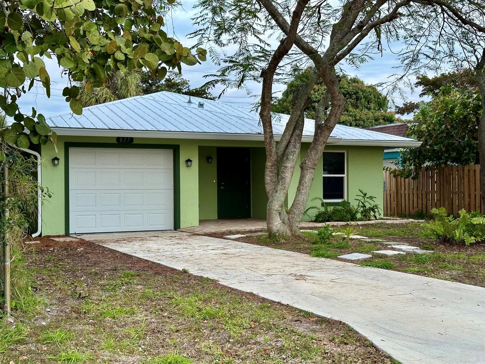 827 SE 6TH Street, Stuart, FL 34994 photo 2