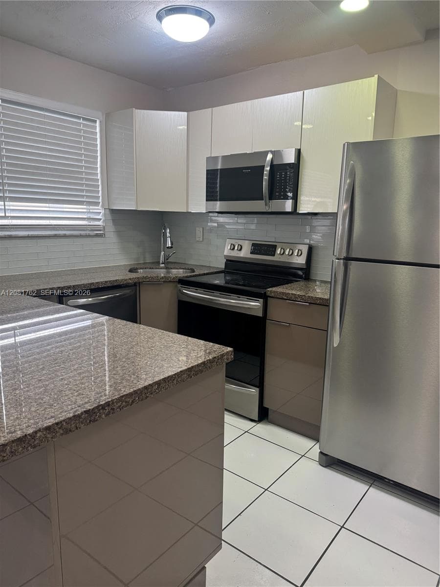 1975 NE 135th St # 3E, North Miami, FL 33181 photo 2