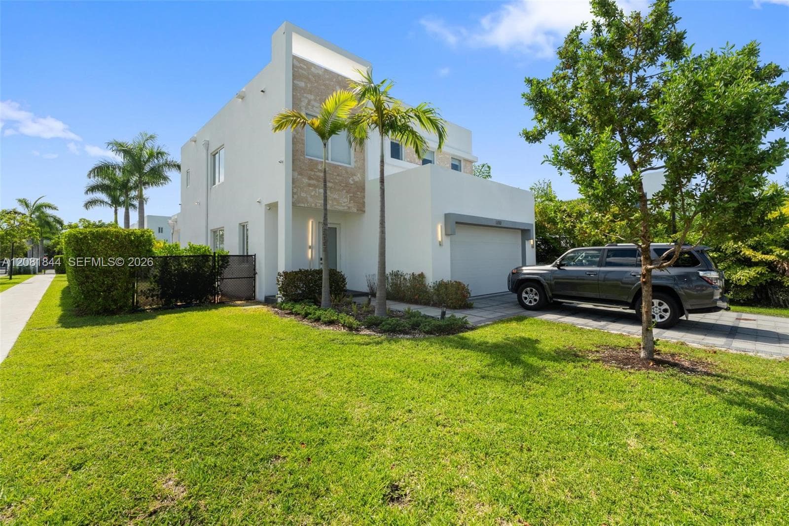6810 NW 103rd Pl, Doral, FL 33178