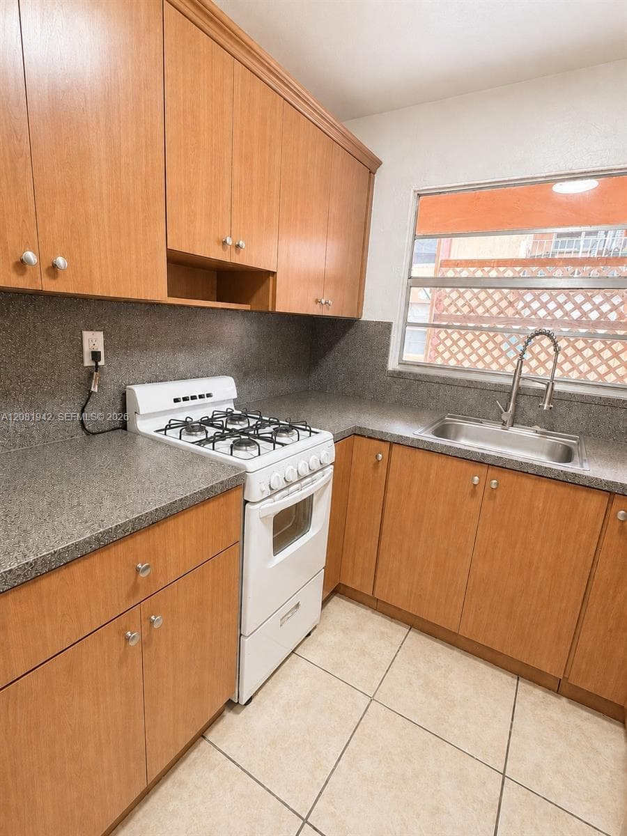 6850 W 14th Ct # B17, Hialeah, FL 33014 photo 2