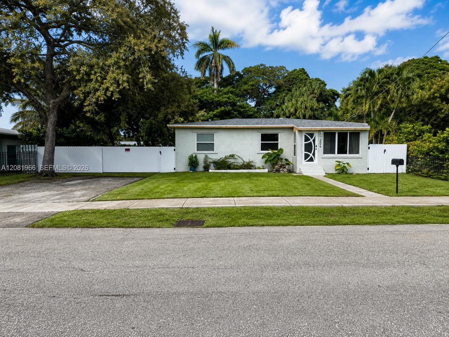 204 SW 7th Ave, Hallandale Beach, FL 33009 photo 2