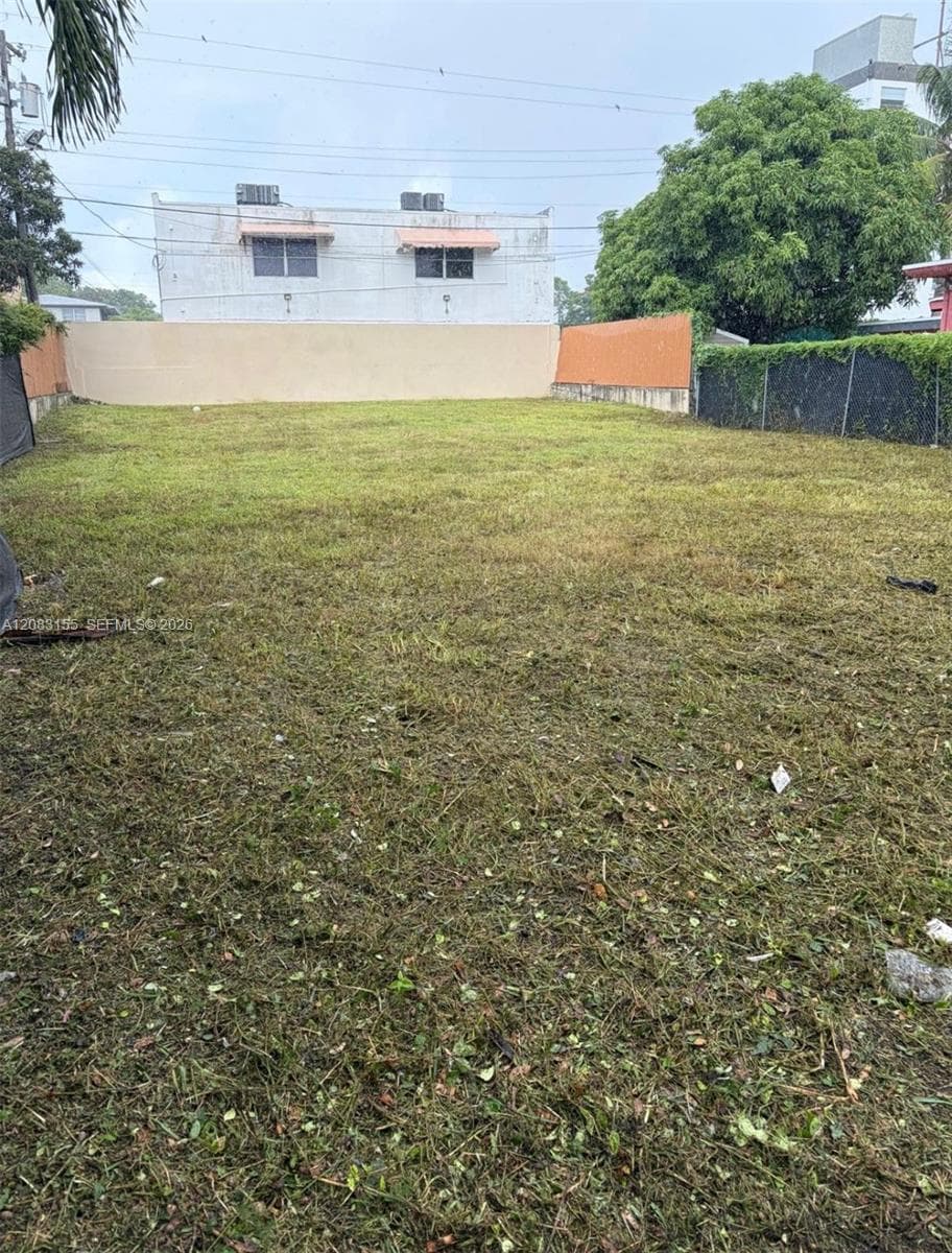 816 NW 21st Ct, Miami, FL 33125 photo 2