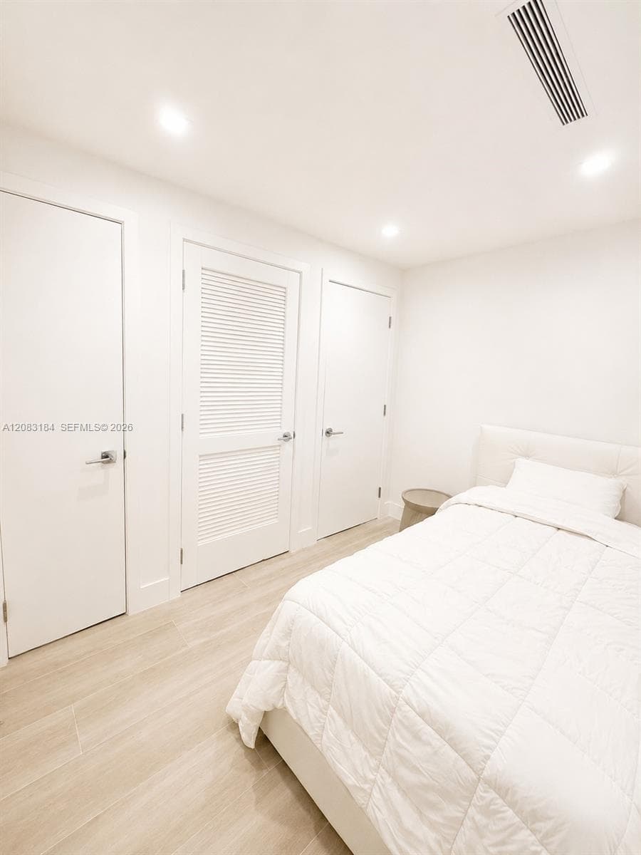 2411 Laguna Cir # 709, Miami, FL 33181 photo 3