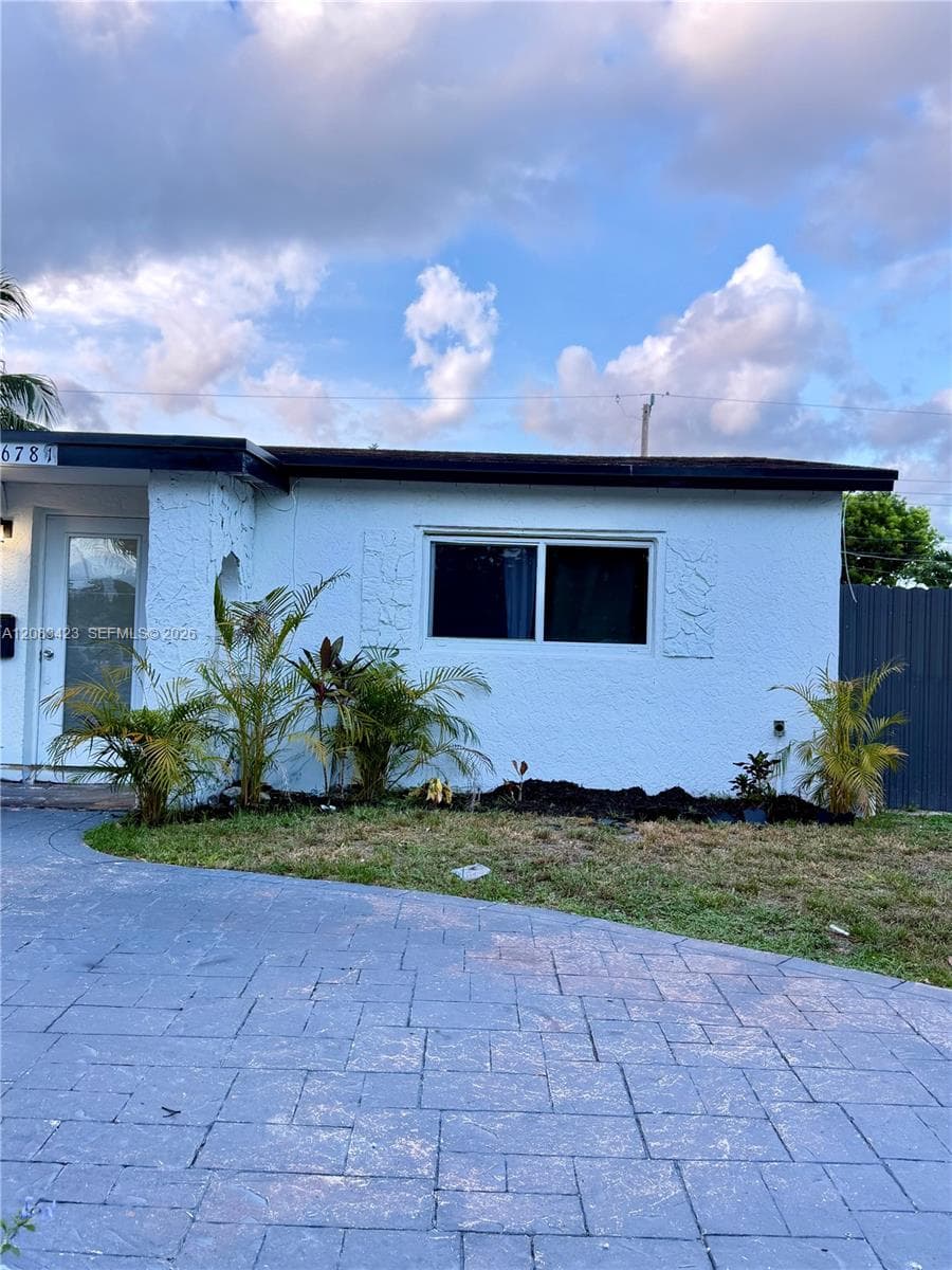 6781 Park St, Hollywood, FL 33024 photo 4