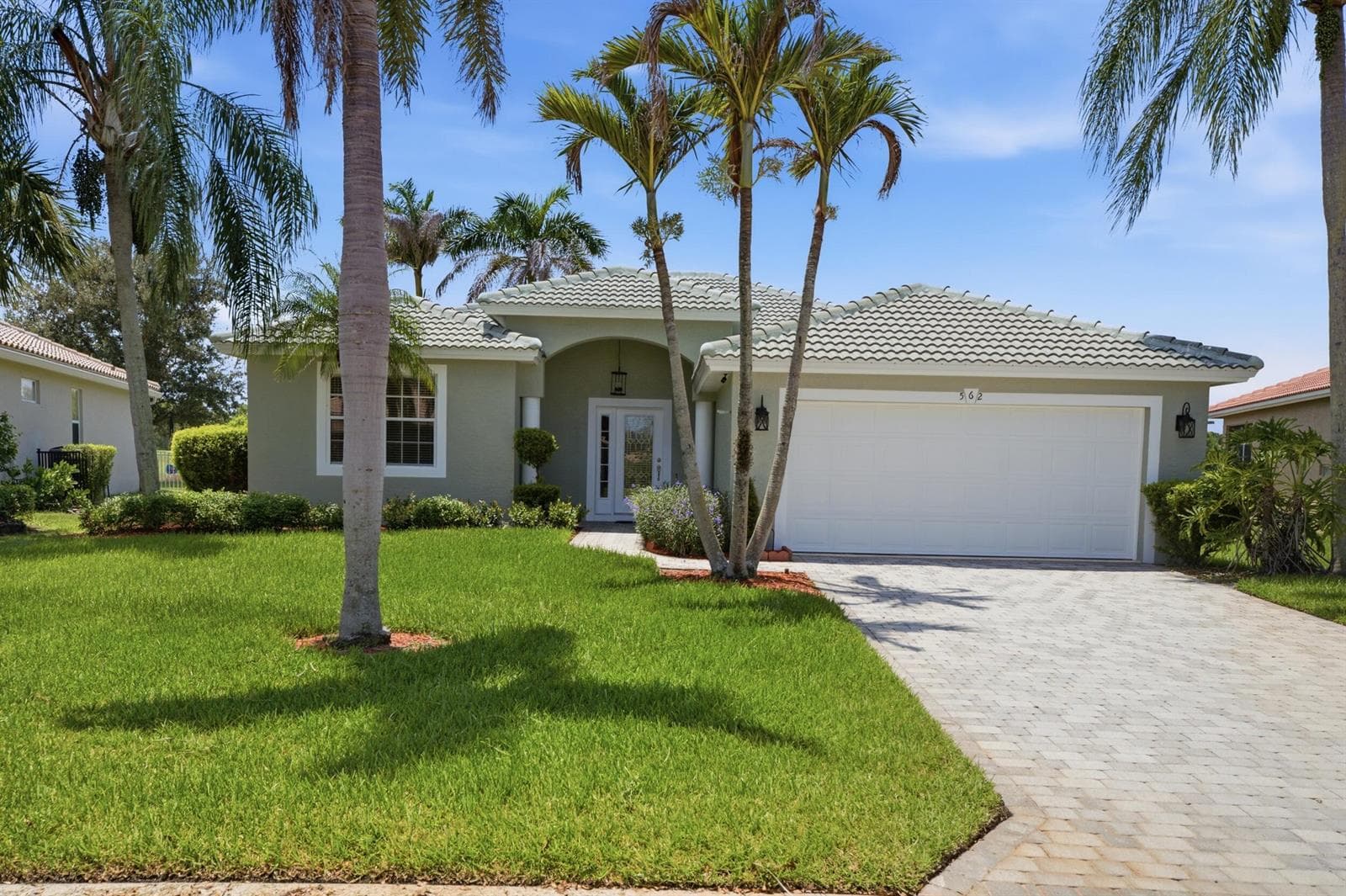 562 NW WAVERLY Circle, Port St. Lucie, FL 34983 photo 2