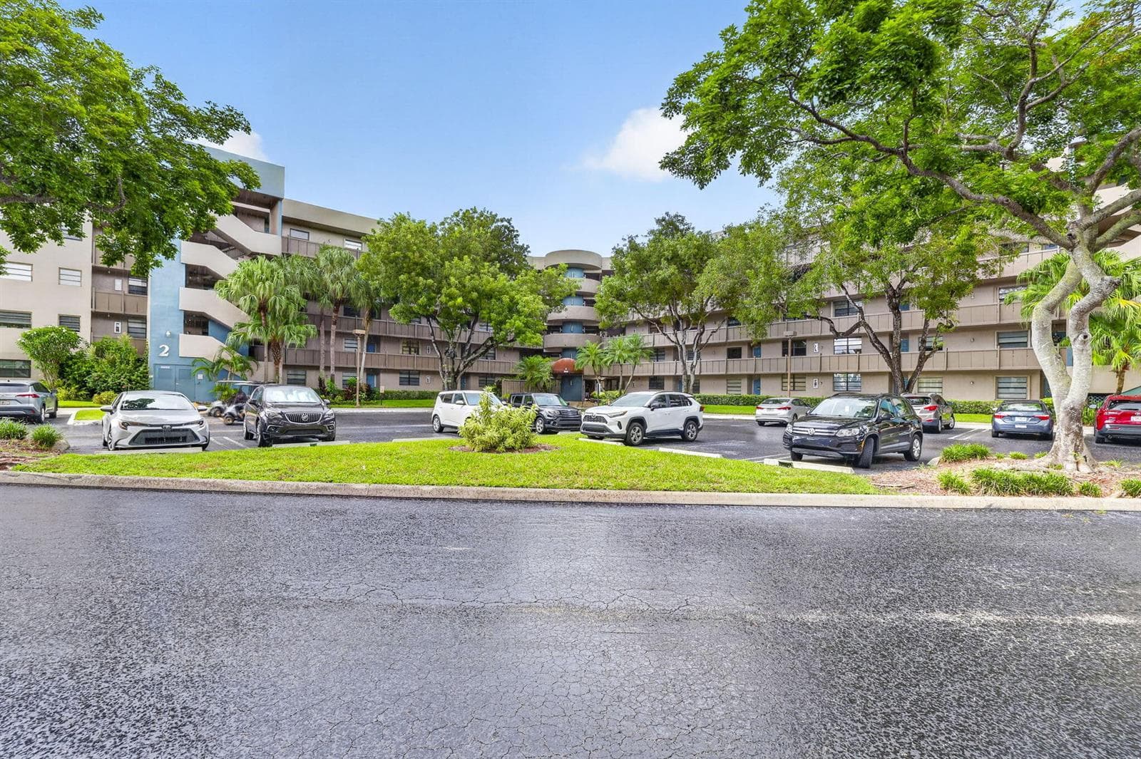 1000 COLONY POINT Circle # 108, Pembroke Pines, FL 33026
