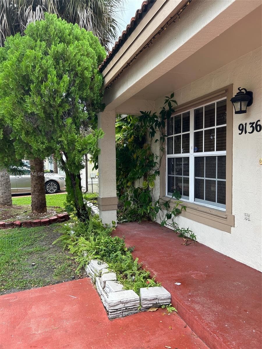 9136 NW 192nd Ter, Hialeah, FL 33018