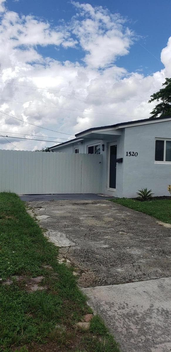 1520 N 68th Terrace, Hollywood, FL 33024 photo 2