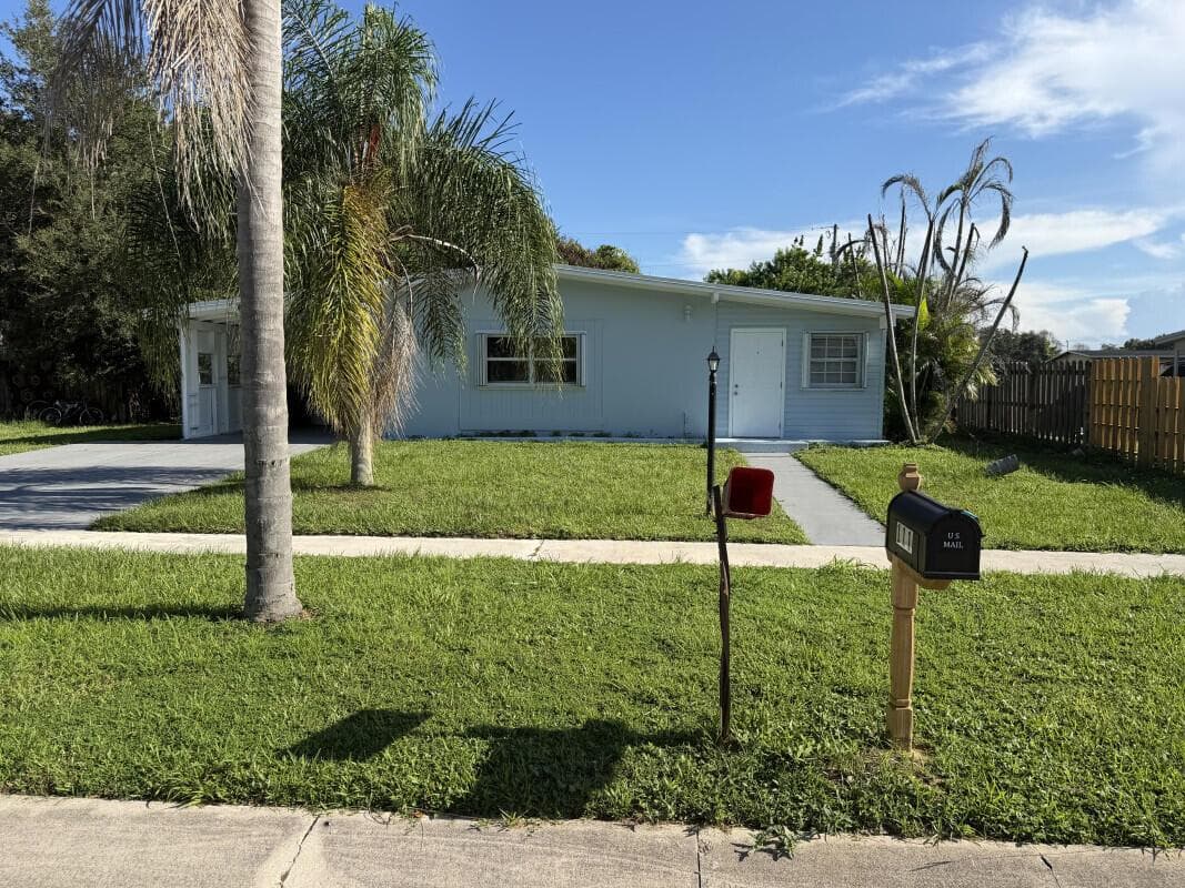 111 SE Castana Court, Port St. Lucie, FL 34983 photo 2