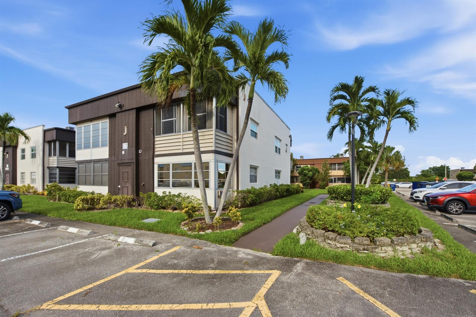 479 Burgundy J, Delray Beach, FL 33484 photo 2