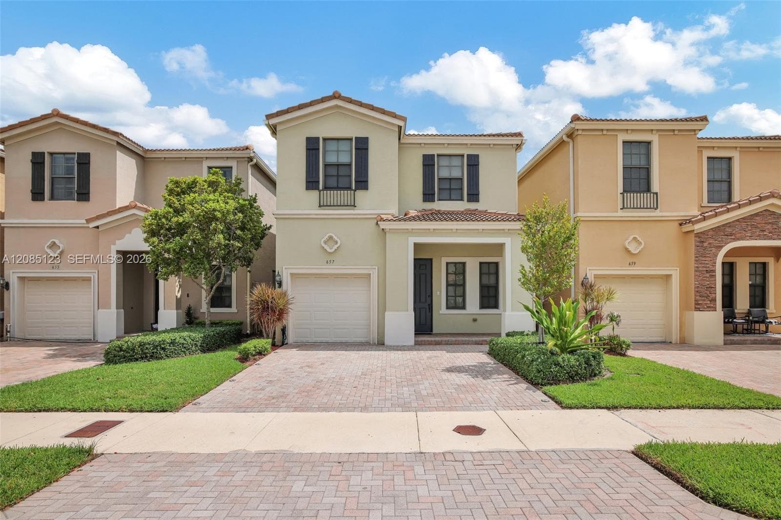 657 NE 191st St, Miami, FL 33179 photo 2