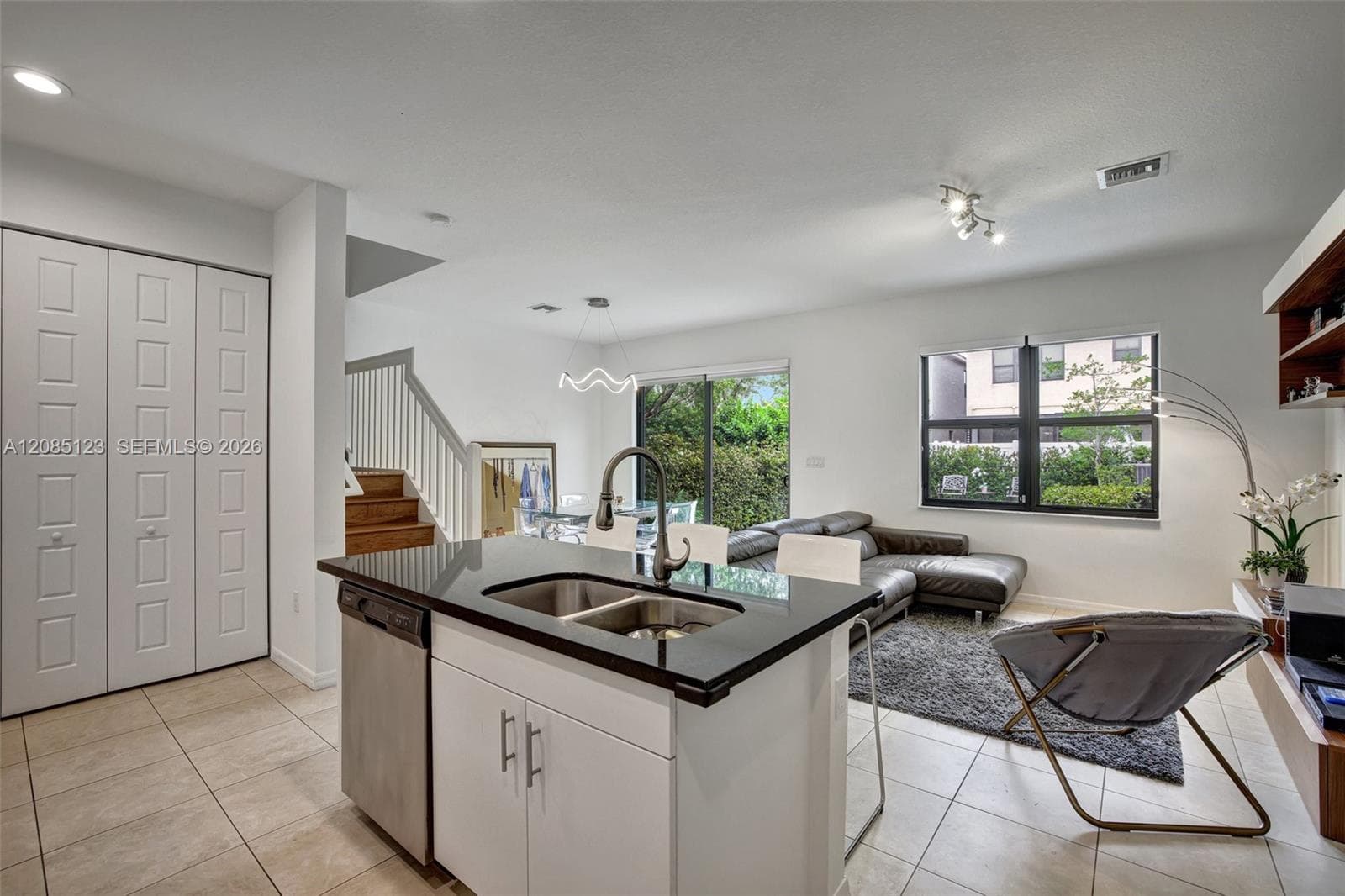 657 NE 191st St, Miami, FL 33179 photo 6