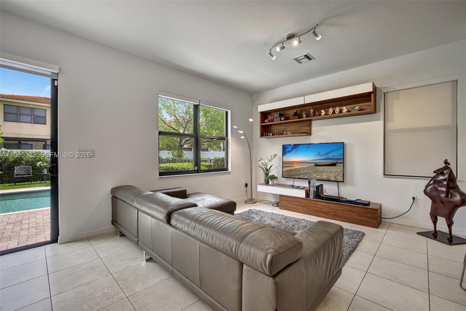 657 NE 191st St, Miami, FL 33179 photo 13