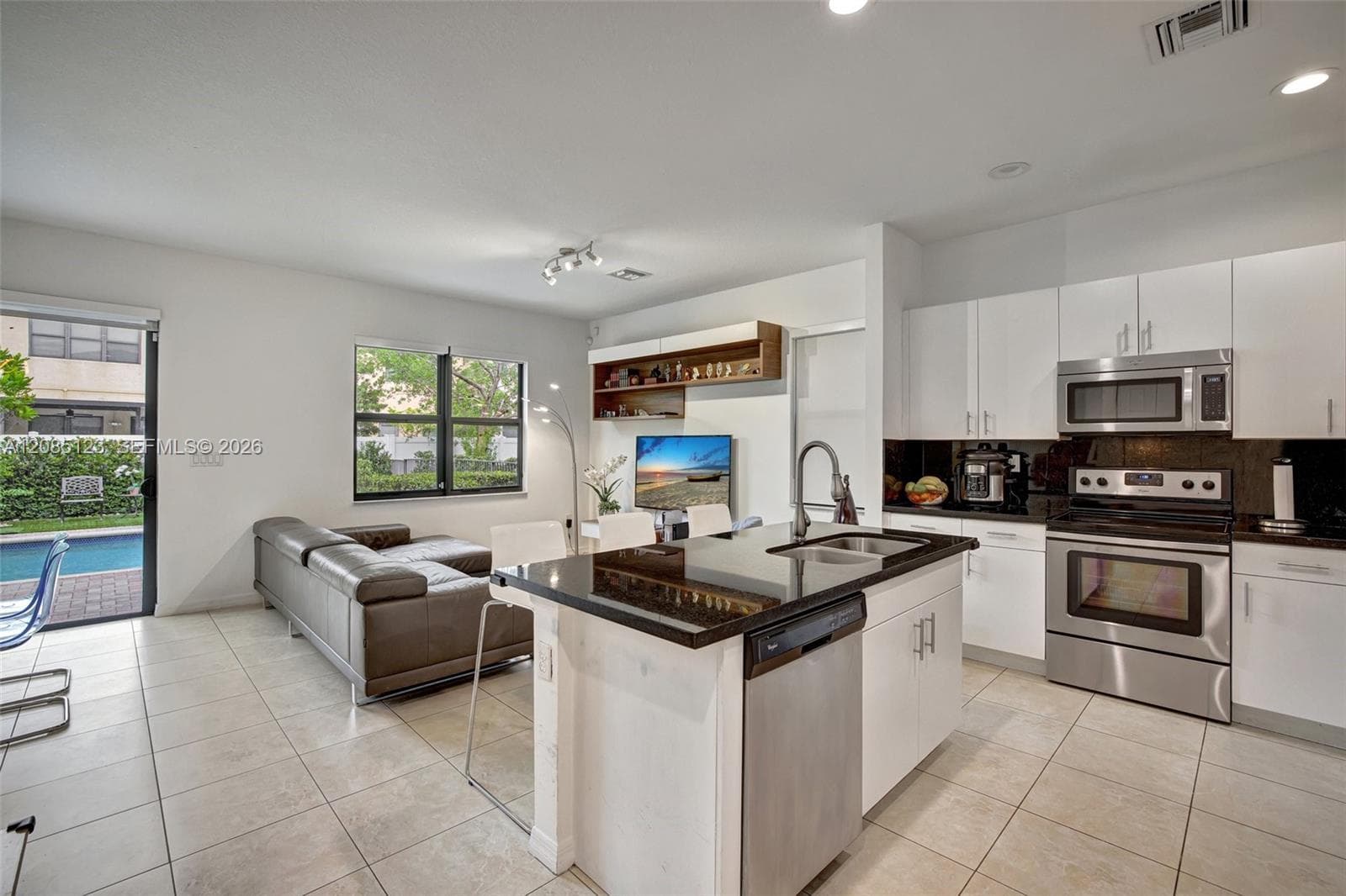 657 NE 191st St, Miami, FL 33179 photo 4