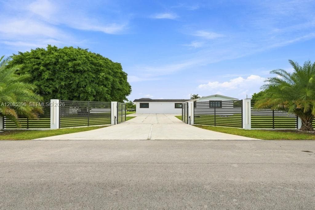 100 NW 120th Ave, Miami, FL 33182 photo 2