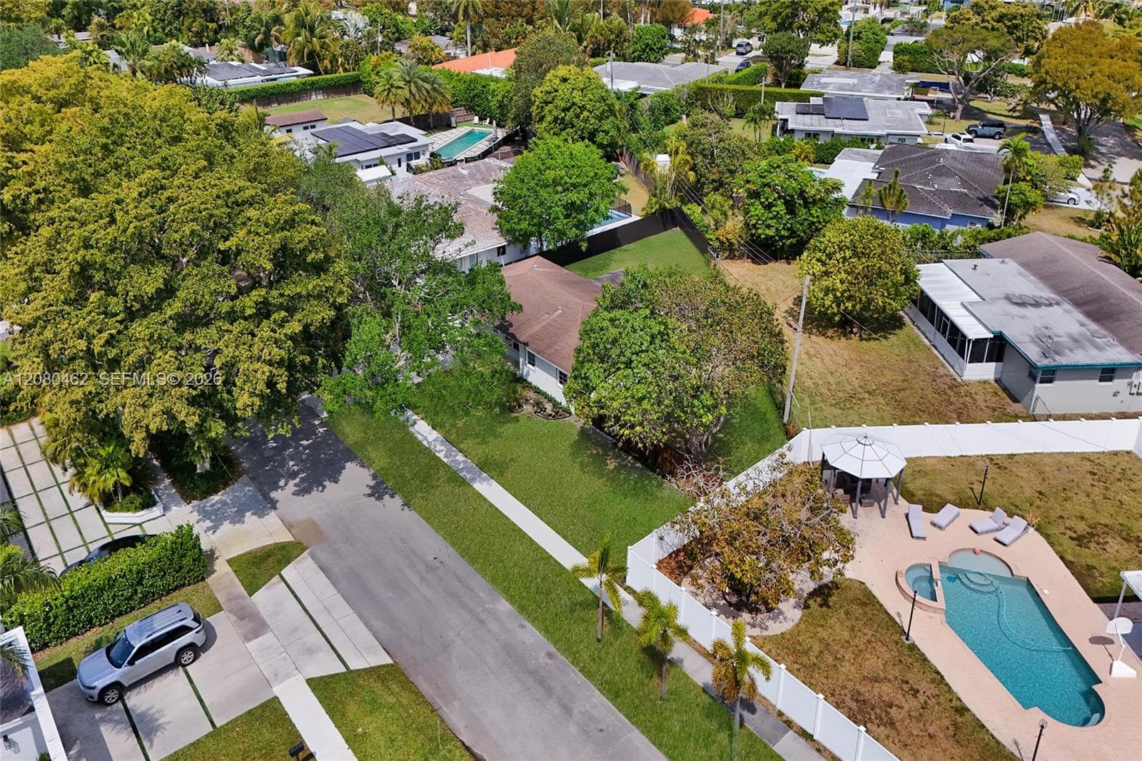 2125 Alamanda Dr, North Miami, FL 33181 photo 2