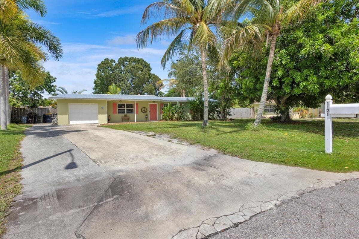 1121 SE ALAMANDA Lane, Stuart, FL 34996 photo 2