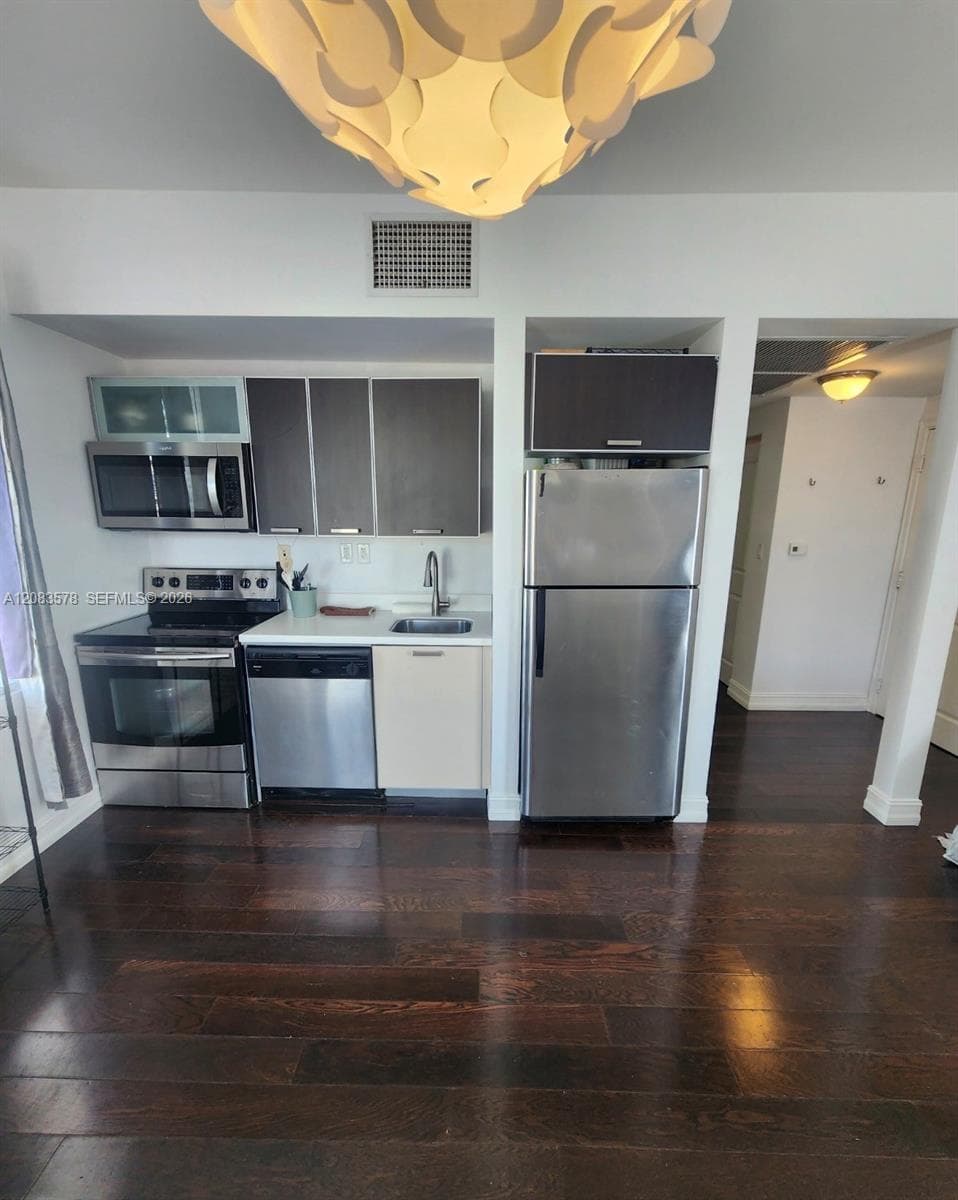 621 11th St # 201, Miami Beach, FL 33139 photo 2