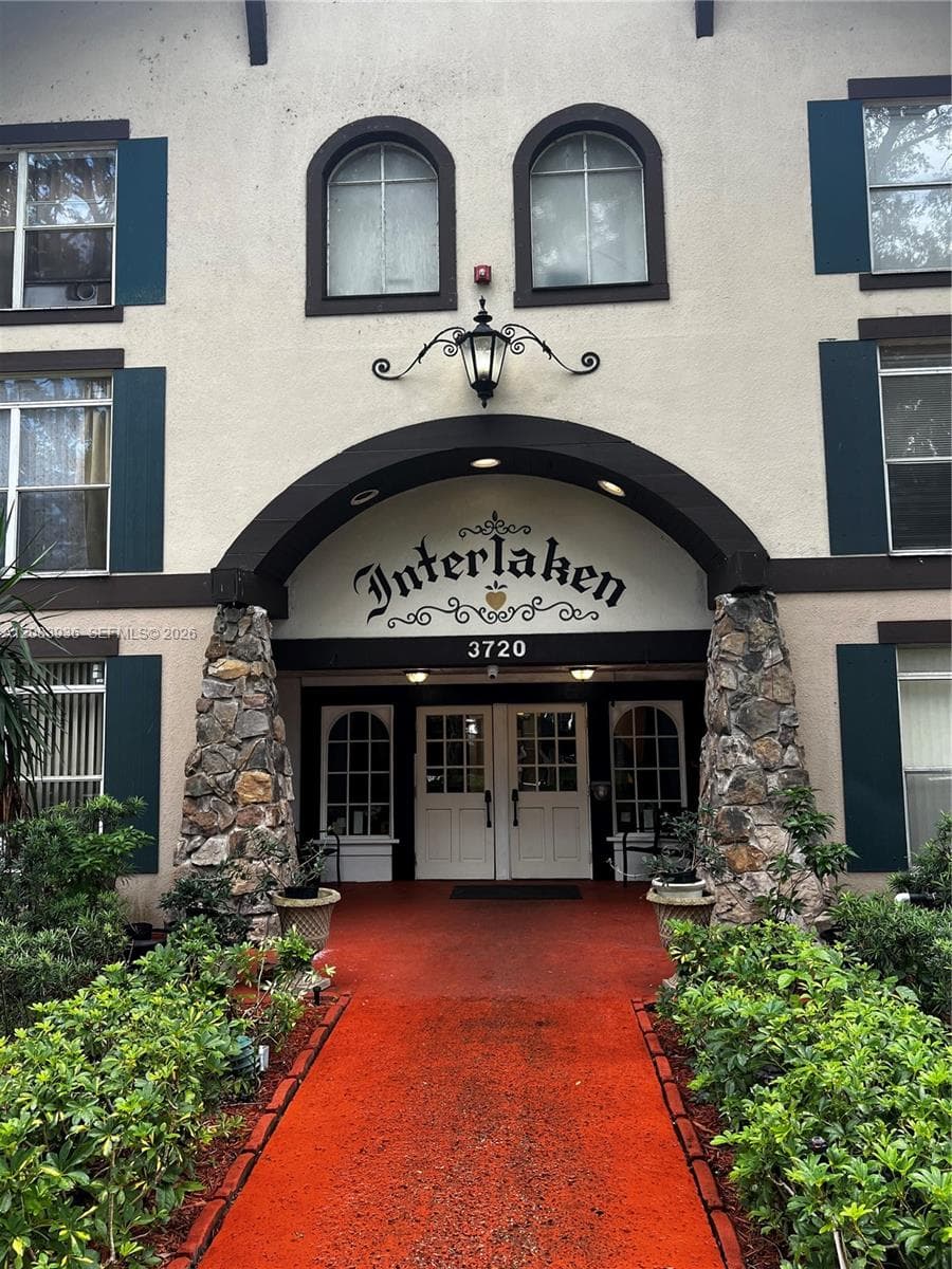 3720 Inverrary Dr # 1W, Lauderhill, FL 33319