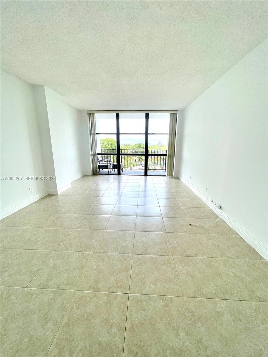 1000 Parkview Dr # 527, Hallandale Beach, FL 33009 photo 2