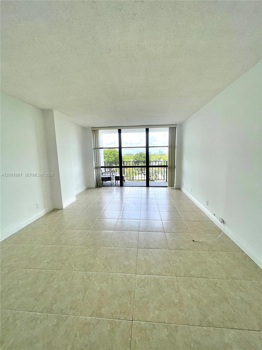 1000 Parkview Dr # 527, Hallandale Beach, FL 33009