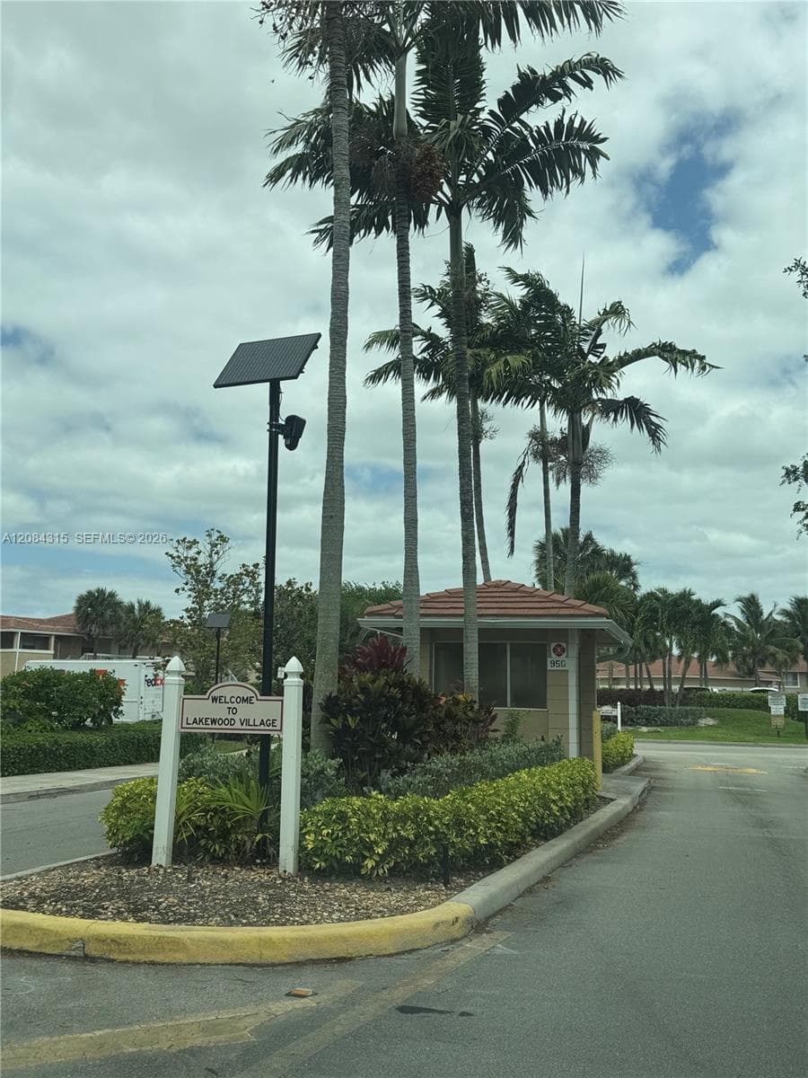10228 Twin Lakes Dr # 16-E, Coral Springs, FL 33071