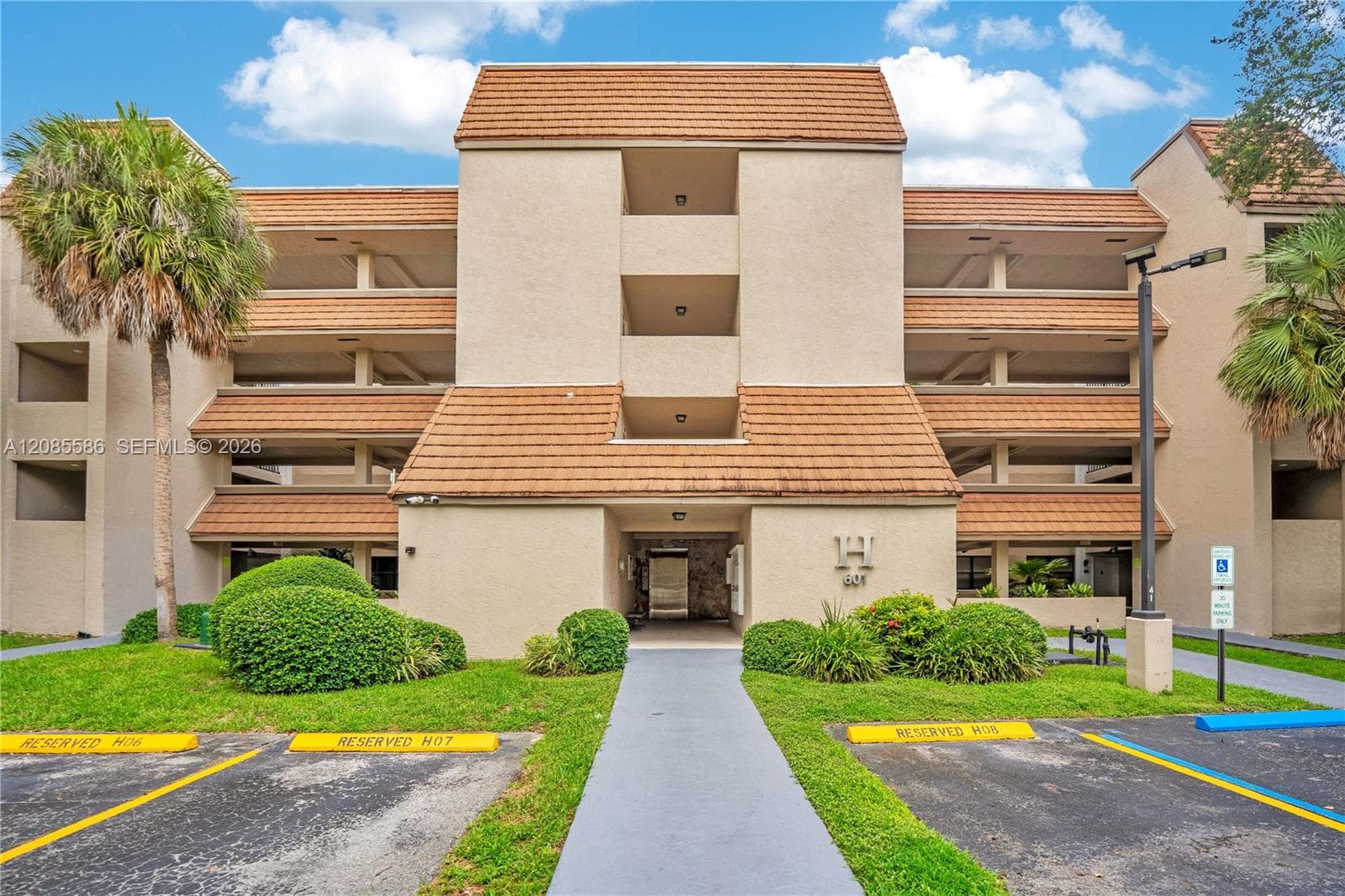 601 Ives Dairy Rd # 105-8, Miami, FL 33179
